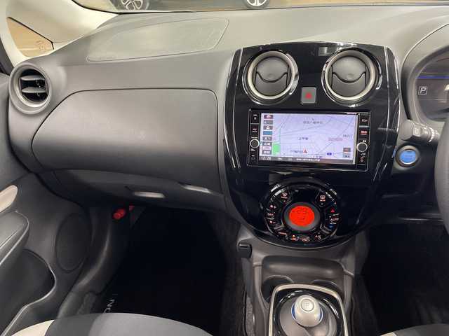 日産 ノート e－パワー X 神奈川県 2019(令1)年 4.7万km スーパーブラック 純正SDナビ【MM318D-W】/Bluetooth・AM・FM・CD・DVD・AUX/インテリジェントアラウンドビューモニター/バックカメラ/ETC/純正ドライブレコーダー/純正フロアマット/ステアリングスイッチ/デジタルインナーミラー/プッシュスタート/スマートキー/スペアキー1本/LEDヘッドライト/オートライト/純正15インチアルミホイール/ドアバイザー/インテリジェントエマージェンシーブレーキ/車線逸脱警報/踏み間違い衝突防止アシスト/フロント・バックソナー