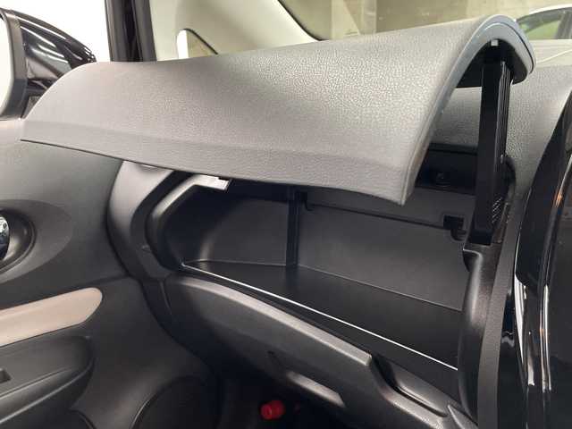 日産 ノート e－パワー X 神奈川県 2019(令1)年 4.7万km スーパーブラック 純正SDナビ【MM318D-W】/Bluetooth・AM・FM・CD・DVD・AUX/インテリジェントアラウンドビューモニター/バックカメラ/ETC/純正ドライブレコーダー/純正フロアマット/ステアリングスイッチ/デジタルインナーミラー/プッシュスタート/スマートキー/スペアキー1本/LEDヘッドライト/オートライト/純正15インチアルミホイール/ドアバイザー/インテリジェントエマージェンシーブレーキ/車線逸脱警報/踏み間違い衝突防止アシスト/フロント・バックソナー