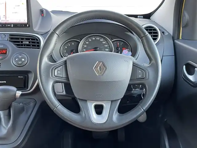 ルノー カングー ゼン 群馬県 2020(令2)年 2.4万km シトロンイエロー 安全装備/・衝突軽減ブレーキ/・オートライト/社外ナビ/・AM/FM/フルセグTV/・CD/DVD/MSV/SD/・Bluetooth/USB/バックカメラ/ドライブレコーダー/ETC/純正フロアマット/リモコンキー