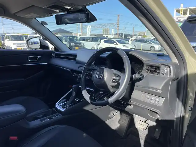 ホンダ ヴェゼル ハイブリッド e:HEV Z 滋賀県 2023(令5)年 1.2万km サンドカーキパール 純正9インチナビ/【Bluetooth/フルセグTV/USB】/バックカメラ/追従クルーズコントロール/クリアランスソナー/LEDヘッドライト/オートマチックハイビーム/ブラインドスポットインフォメーション/衝突被害軽減ブレーキ/レーンキープアシスト/前後ドライブレコーダー/D/Nシートヒーター/ワイヤレス充電/電動パーキングブレーキ/オートブレーキホールド/ビルトインETC2.0/パドルシフト/純正フロアマット/プッシュスタート/スマートキー/ステアリングリモコン