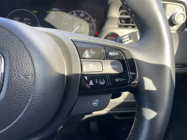 ホンダ ヴェゼル ハイブリッド e:HEV Z 滋賀県 2023(令5)年 1.2万km サンドカーキパール 純正9インチナビ/【Bluetooth/フルセグTV/USB】/バックカメラ/追従クルーズコントロール/クリアランスソナー/LEDヘッドライト/オートマチックハイビーム/ブラインドスポットインフォメーション/衝突被害軽減ブレーキ/レーンキープアシスト/前後ドライブレコーダー/D/Nシートヒーター/ワイヤレス充電/電動パーキングブレーキ/オートブレーキホールド/ビルトインETC2.0/パドルシフト/純正フロアマット/プッシュスタート/スマートキー/ステアリングリモコン