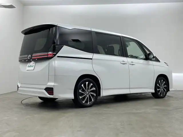 トヨタ ヴォクシー S－Z 埼玉県 2025(令7)年 0.1千km プラチナホワイトパールマイカ 登録済未使用車　快適利便パッケージ　純正１０．５インチディスプレイオーディオ　パノラミックビューモニター　ユニバーサルステップ　ＢＳＭ　ビルトインＥＴＣ２．０　　ＤＶＤ再生　三眼　シートヒーター　ＴＶ