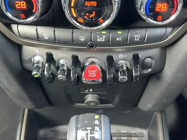 ＭＩＮＩ ミニ クロスオーバー クーパー D コーンウォールED 熊本県 2020(令2)年 7.5万km ムーンウォークグレーメタリック ・ワンオーナー/・スマートキー/・プッシュスタート/・インテリジェントセーフティ/・PDC自動起動/・パーキングアシスト/・ハーフレザーシート/・純正HDDナビ/　【Bluetooth・USB・MSV】/・バックカメラ/・ETC/・ドライブレコーダー(前方録画)/・パアーバックドア/・LEDヘッドランプ/・LEDフォグランプ/・純正マット/・保証書/取説