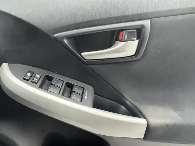 トヨタ プリウス ＰＨＶ S 愛知県 2012(平24)年 8.5万km シルバーM トヨタ純正7インチSDナビ/フルセグTV/バックカメラ/ビルトインETC/電動格納ウィンカーミラー/プッシュスタート/シートヒーター（D席/N席）/オートエアコン/パワーステアリング/パワーウィンドウ/プラグインハイブリッド/ABS/横滑り防止機能/オートライト/純正HIDヘッドライト/純正ホイールキャップ/スマートキー