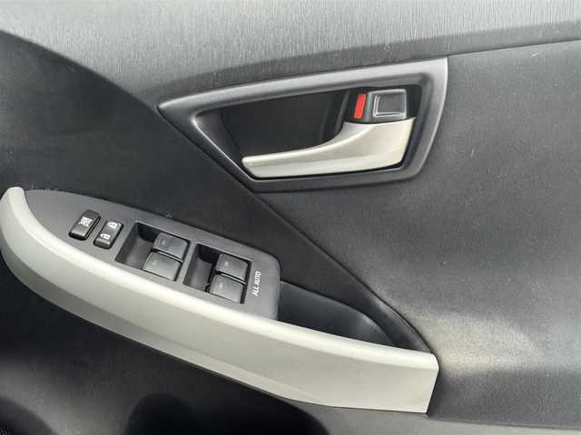 トヨタ プリウス ＰＨＶ S 愛知県 2012(平24)年 8.5万km シルバーM トヨタ純正7インチSDナビ/フルセグTV/バックカメラ/ビルトインETC/電動格納ウィンカーミラー/プッシュスタート/シートヒーター（D席/N席）/オートエアコン/パワーステアリング/パワーウィンドウ/プラグインハイブリッド/ABS/横滑り防止機能/オートライト/純正HIDヘッドライト/純正ホイールキャップ/スマートキー