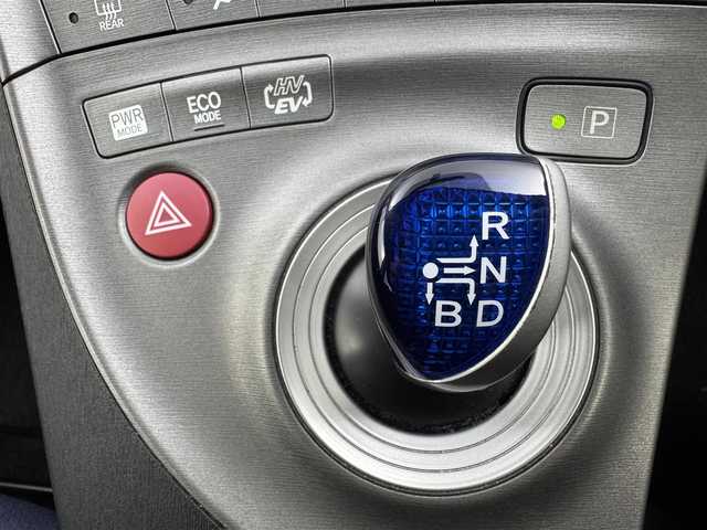 トヨタ プリウス ＰＨＶ S 愛知県 2012(平24)年 8.5万km シルバーM トヨタ純正7インチSDナビ/フルセグTV/バックカメラ/ビルトインETC/電動格納ウィンカーミラー/プッシュスタート/シートヒーター（D席/N席）/オートエアコン/パワーステアリング/パワーウィンドウ/プラグインハイブリッド/ABS/横滑り防止機能/オートライト/純正HIDヘッドライト/純正ホイールキャップ/スマートキー
