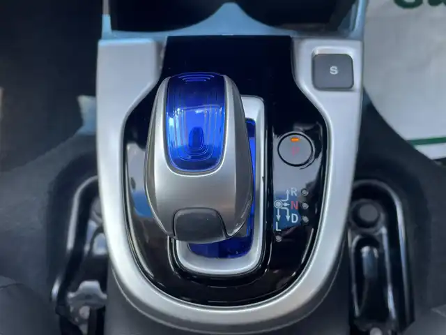 ホンダ フィット ハイブリット Lパッケージ 千葉県 2013(平25)年 6.6万km ビビットスカイブルーP ワンオーナー/あんしんパッケージ/・衝突軽減ブレーキ/・サイド＆カーテンエアバッグ/純正SDナビ【VXM-145VSi】/・CD/DVD/Bluetooth/フルセグ/バックカメラ/クルーズコントロール/スマートキー/純正LEDヘッドライト/純正15インチアルミホイール/本革巻きステアリング/ドアバイザー/ETC/新車時保証書&取扱説明書