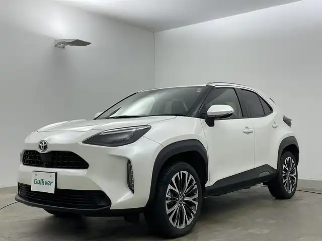 トヨタ ヤリスクロス ハイブリッド Z 岡山県 2021(令3)年 4.7万km ホワイトパールクリスタルシャイン 純正８インチディスプレイオーディオ/【ナビ/Bluetooth/フルセグTV/Carplay/iPod】/合皮ハーフレザー/パノラミックビューモニター/シルバールーフレール/カラーヘッドアップディスプレイ/アダプティブハイビームシステム/ＬＥＤヘッドライト/運転席シートヒーター/ステアリングヒーター/トヨタセーフティーセンス/衝突軽減ブレーキシステム/追従型クルーズコントロール/ビルトインＥＴＣ　/社外ドライブレコーダー（前後）/パワーバックドア/ブレーキホールド/ブラインドスポットモニター/ISOFIX/ステアリングスイッチ/チルトステアリング/シートリフター/ウインカーミラー