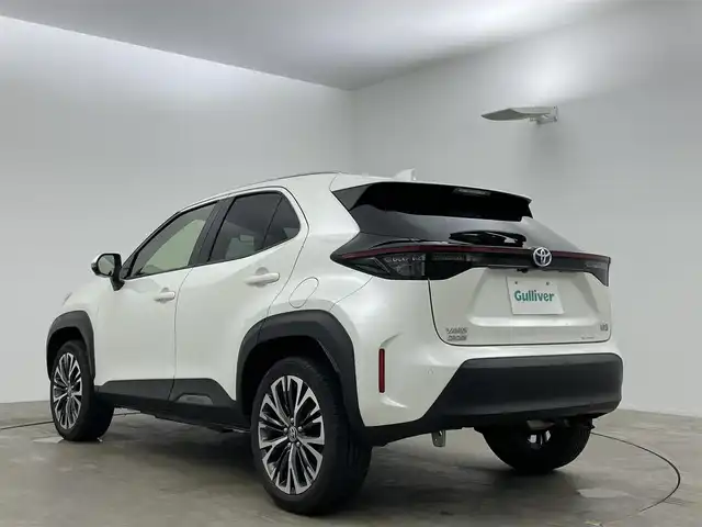 トヨタ ヤリスクロス ハイブリッド Z 岡山県 2021(令3)年 4.7万km ホワイトパールクリスタルシャイン 純正８インチディスプレイオーディオ/【ナビ/Bluetooth/フルセグTV/Carplay/iPod】/合皮ハーフレザー/パノラミックビューモニター/シルバールーフレール/カラーヘッドアップディスプレイ/アダプティブハイビームシステム/ＬＥＤヘッドライト/運転席シートヒーター/ステアリングヒーター/トヨタセーフティーセンス/衝突軽減ブレーキシステム/追従型クルーズコントロール/ビルトインＥＴＣ　/社外ドライブレコーダー（前後）/パワーバックドア/ブレーキホールド/ブラインドスポットモニター/ISOFIX/ステアリングスイッチ/チルトステアリング/シートリフター/ウインカーミラー