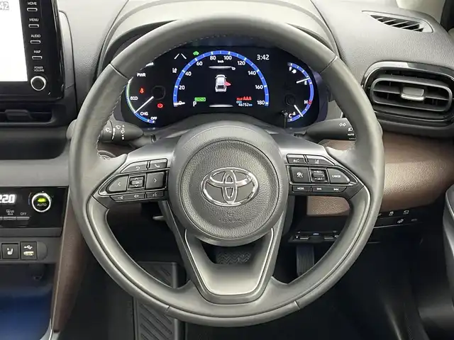 トヨタ ヤリスクロス ハイブリッド Z 岡山県 2021(令3)年 4.7万km ホワイトパールクリスタルシャイン 純正８インチディスプレイオーディオ/【ナビ/Bluetooth/フルセグTV/Carplay/iPod】/合皮ハーフレザー/パノラミックビューモニター/シルバールーフレール/カラーヘッドアップディスプレイ/アダプティブハイビームシステム/ＬＥＤヘッドライト/運転席シートヒーター/ステアリングヒーター/トヨタセーフティーセンス/衝突軽減ブレーキシステム/追従型クルーズコントロール/ビルトインＥＴＣ　/社外ドライブレコーダー（前後）/パワーバックドア/ブレーキホールド/ブラインドスポットモニター/ISOFIX/ステアリングスイッチ/チルトステアリング/シートリフター/ウインカーミラー