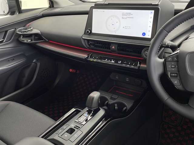 トヨタ プリウス Z 千葉県 2024(令6)年 0.7万km アティチュードブラックマイカ 禁煙車/12.3インチディスプレイオーディオ（コネクティットナビ対応）/フルセグTV　Bluetooth　AM/FM/バックカメラ/全方位カメラ/ビルトインETC2.0/オートライト/オートハイビーム/衝突軽減ブレーキ/レーンキープアシスト/ブラインドスポットモニター/ブレーキホールド/電子パーキング/メモリーシート/パワーシート/シートヒータ―/エアシート/ハンドルヒーター/オートリトラミラー/デジタルインナーミラー/タイプC入力端子