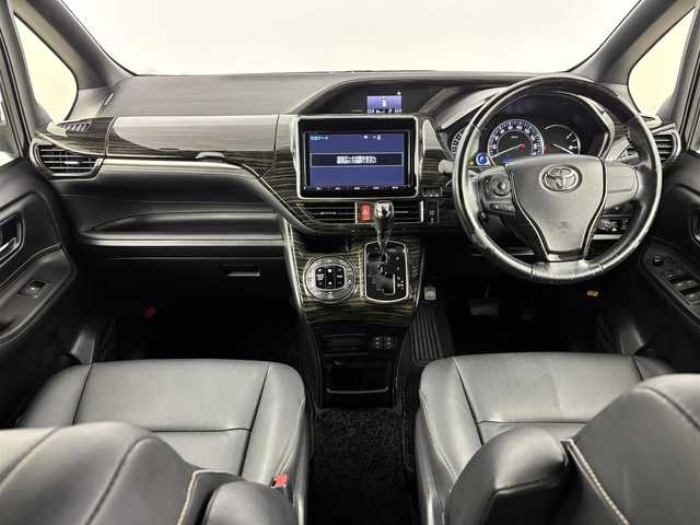 トヨタ エスクァイア Gi ブラックテーラード 埼玉県 2016(平28)年 10.5万km ブラック ４WD/純正ナビ　/(フルセグ/Ｂｌｕｅｔｏｏｔｈ/ＵＳＢ/ＡＭ/ＦＭ)　/クルーズコントロール　/バックカメラ　/ビルトインＥＴＣ　/オートマティックハイビーム/衝突軽減システム/純正フロアマット　/純正１５インチアルミホイール　/プッシュスタート　/スマートキー
