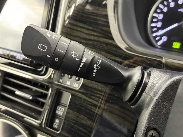 トヨタ エスクァイア Gi ブラックテーラード 埼玉県 2016(平28)年 10.5万km ブラック ４WD/純正ナビ　/(フルセグ/Ｂｌｕｅｔｏｏｔｈ/ＵＳＢ/ＡＭ/ＦＭ)　/クルーズコントロール　/バックカメラ　/ビルトインＥＴＣ　/オートマティックハイビーム/衝突軽減システム/純正フロアマット　/純正１５インチアルミホイール　/プッシュスタート　/スマートキー