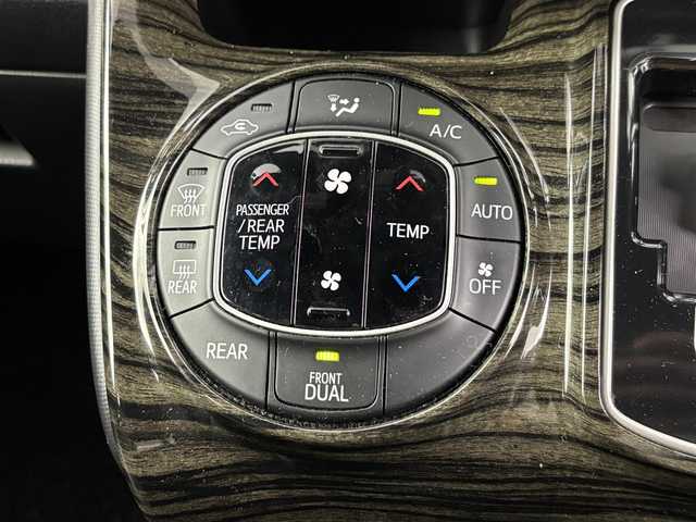 トヨタ エスクァイア Gi ブラックテーラード 埼玉県 2016(平28)年 10.5万km ブラック ４WD/純正ナビ　/(フルセグ/Ｂｌｕｅｔｏｏｔｈ/ＵＳＢ/ＡＭ/ＦＭ)　/クルーズコントロール　/バックカメラ　/ビルトインＥＴＣ　/オートマティックハイビーム/衝突軽減システム/純正フロアマット　/純正１５インチアルミホイール　/プッシュスタート　/スマートキー