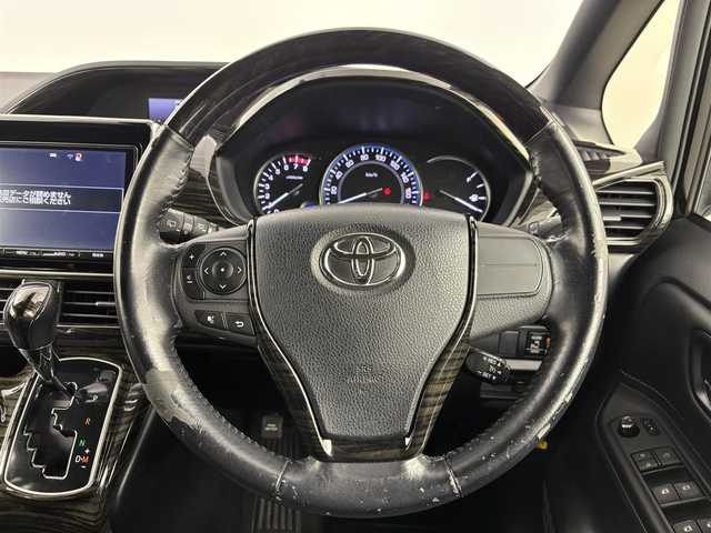 トヨタ エスクァイア Gi ブラックテーラード 埼玉県 2016(平28)年 10.5万km ブラック ４WD/純正ナビ　/(フルセグ/Ｂｌｕｅｔｏｏｔｈ/ＵＳＢ/ＡＭ/ＦＭ)　/クルーズコントロール　/バックカメラ　/ビルトインＥＴＣ　/オートマティックハイビーム/衝突軽減システム/純正フロアマット　/純正１５インチアルミホイール　/プッシュスタート　/スマートキー