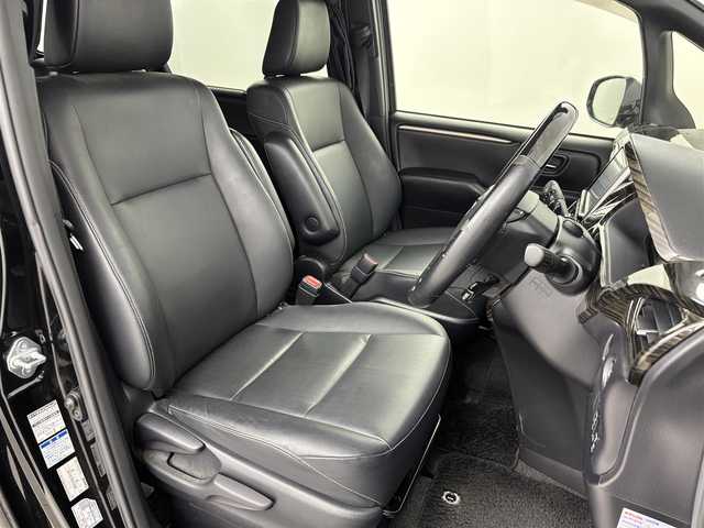 トヨタ エスクァイア Gi ブラックテーラード 埼玉県 2016(平28)年 10.5万km ブラック ４WD/純正ナビ　/(フルセグ/Ｂｌｕｅｔｏｏｔｈ/ＵＳＢ/ＡＭ/ＦＭ)　/クルーズコントロール　/バックカメラ　/ビルトインＥＴＣ　/オートマティックハイビーム/衝突軽減システム/純正フロアマット　/純正１５インチアルミホイール　/プッシュスタート　/スマートキー