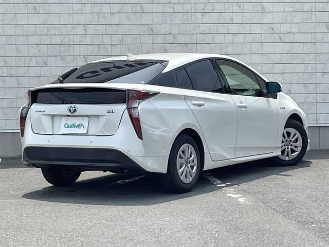 トヨタ プリウス Sセーフティプラス 愛知県 2016(平28)年 7.7万km ホワイトパールクリスタルシャイン ・純正SDメモリーナビ/・バックカメラ/・ワンセグTV/・CD/・ETC/・Bluetooth/AUX接続/・アダプティブクルーズコントロール/・純正フロアマット/・モデリスタ フロントアンダースポイラー/・純正15インチアルミホイール/・LEDヘッドライト/・オートマチックハイビーム/・コーナーセンサー/・横滑り防止装置/・衝突軽減ブレーキ/・レーンキープアシスト/・革巻きステアリング