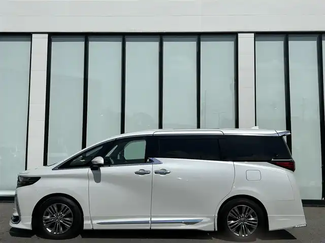 トヨタ アルファード Z 大阪府 2024(令6)年 0.5万km プラチナホワイトパールマイカ トヨタセーフティセンス/純正14インチディスプレイオーディオ/　（フルセグTV/HDMI/Bluetooth/USB/エアコン）/左右独立ムーンルーフ /パノラミックビューモニター /モデリスタエアロセット/　（REGAL DIGNITY STYLE/フロント、サイド、リヤ、マフラ　　　ー）/純正13.2インチフリップダウンモニター/　（有機ELディスプレイ）/エグゼクティブパワーシート/　（1/2列目シートヒーター/ベンチレーション/2列目オットマン有）/両側パワースライドドア/パワーバックドア /デジタルインナーミラー/ブラインドスポットミラー/三眼LEDヘッドライト/純正18インチアルミホイール /純正フロアマット/前後ドライブレコーダー/クルーズコントロール/ビルトインETC2.0/ワイヤレス充電/オートサンシェード/オルガンペダル/TVキャンセラー有/スペアキー有