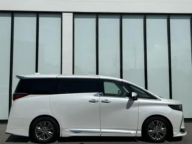 トヨタ アルファード Z 大阪府 2024(令6)年 0.5万km プラチナホワイトパールマイカ トヨタセーフティセンス/純正14インチディスプレイオーディオ/　（フルセグTV/HDMI/Bluetooth/USB/エアコン）/左右独立ムーンルーフ /パノラミックビューモニター /モデリスタエアロセット/　（REGAL DIGNITY STYLE/フロント、サイド、リヤ、マフラ　　　ー）/純正13.2インチフリップダウンモニター/　（有機ELディスプレイ）/エグゼクティブパワーシート/　（1/2列目シートヒーター/ベンチレーション/2列目オットマン有）/両側パワースライドドア/パワーバックドア /デジタルインナーミラー/ブラインドスポットミラー/三眼LEDヘッドライト/純正18インチアルミホイール /純正フロアマット/前後ドライブレコーダー/クルーズコントロール/ビルトインETC2.0/ワイヤレス充電/オートサンシェード/オルガンペダル/TVキャンセラー有/スペアキー有