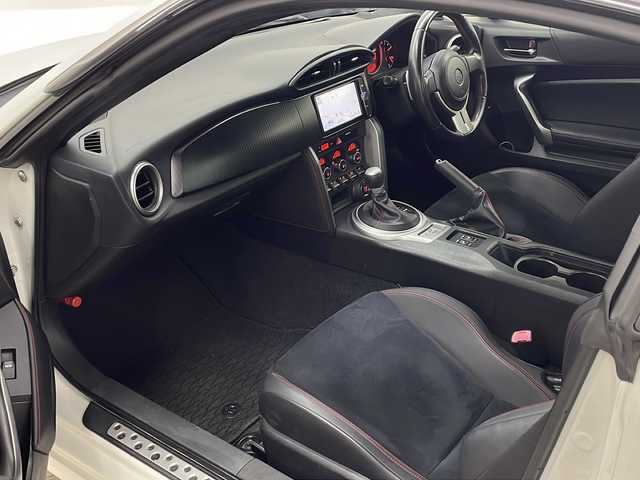 トヨタ ８６ GT リミテッド 長崎県 2012(平24)年 5.4万km サテンホワイトパール 純正ナビ（NSZT-W62G）/・フルセグ/・DVD/・Bluetooth/TRDエアロ/バックカメラ/パドルシフト/ハーフレザーシート/前席シートヒーター/HIDライト/フォグ/スポーツペダル/黒革ハンドル/バイザー/純正フロアマット/ETC/スマートキー/取説/保証書