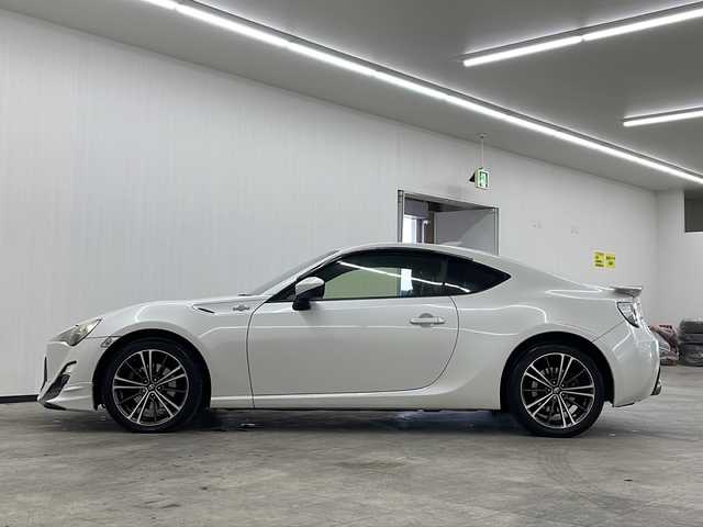 トヨタ ８６ GT リミテッド 長崎県 2012(平24)年 5.4万km サテンホワイトパール 純正ナビ（NSZT-W62G）/・フルセグ/・DVD/・Bluetooth/TRDエアロ/バックカメラ/パドルシフト/ハーフレザーシート/前席シートヒーター/HIDライト/フォグ/スポーツペダル/黒革ハンドル/バイザー/純正フロアマット/ETC/スマートキー/取説/保証書
