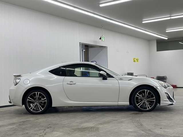 トヨタ ８６ GT リミテッド 長崎県 2012(平24)年 5.4万km サテンホワイトパール 純正ナビ（NSZT-W62G）/・フルセグ/・DVD/・Bluetooth/TRDエアロ/バックカメラ/パドルシフト/ハーフレザーシート/前席シートヒーター/HIDライト/フォグ/スポーツペダル/黒革ハンドル/バイザー/純正フロアマット/ETC/スマートキー/取説/保証書