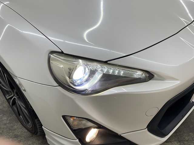 トヨタ ８６ GT リミテッド 長崎県 2012(平24)年 5.4万km サテンホワイトパール 純正ナビ（NSZT-W62G）/・フルセグ/・DVD/・Bluetooth/TRDエアロ/バックカメラ/パドルシフト/ハーフレザーシート/前席シートヒーター/HIDライト/フォグ/スポーツペダル/黒革ハンドル/バイザー/純正フロアマット/ETC/スマートキー/取説/保証書