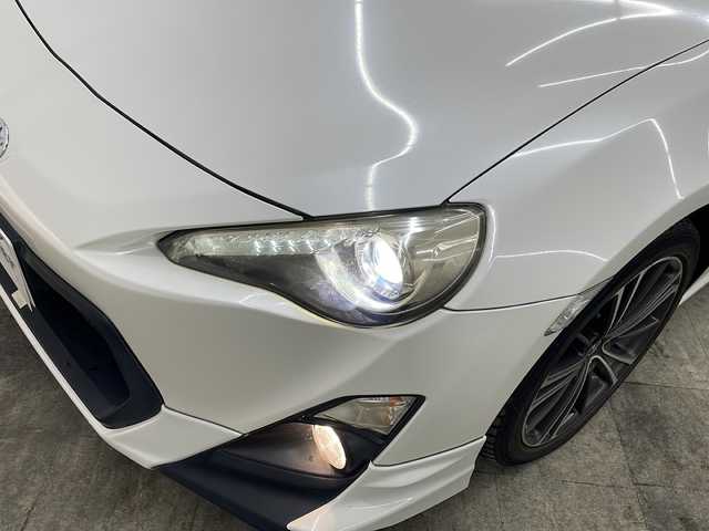 トヨタ ８６ GT リミテッド 長崎県 2012(平24)年 5.4万km サテンホワイトパール 純正ナビ（NSZT-W62G）/・フルセグ/・DVD/・Bluetooth/TRDエアロ/バックカメラ/パドルシフト/ハーフレザーシート/前席シートヒーター/HIDライト/フォグ/スポーツペダル/黒革ハンドル/バイザー/純正フロアマット/ETC/スマートキー/取説/保証書