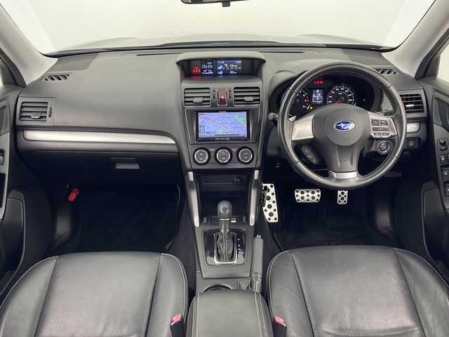 スバル フォレスター 2．0XT 秋田県 2013(平25)年 5.6万km クリスタルブラックシリカ ４WD/社外SDナビ(Bluetooth/CD/DVD/フルセグ)/ETC/前後ドライブレコーダー/前席シートヒーター/パドルシフト/サンルーフ/前席パワーシート/電動リアゲード/クルーズコントロール/ダウンヒルアシストコントロール/オートライト/純正AW/LEDヘッドライト/スマートキー/スペアキー