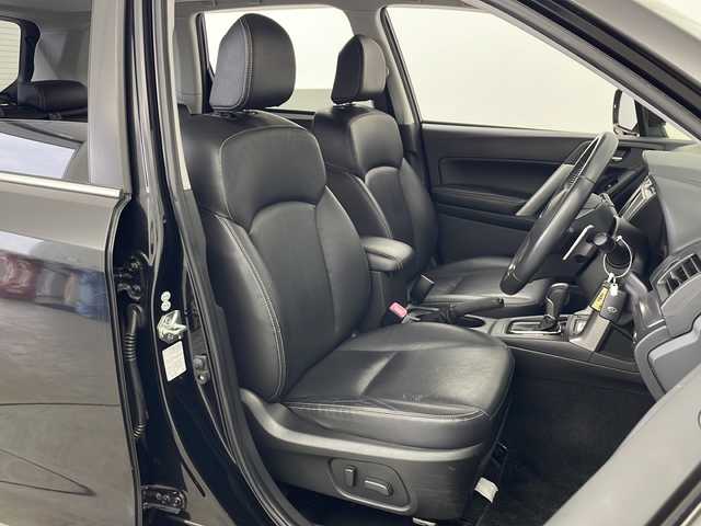 スバル フォレスター 2．0XT 秋田県 2013(平25)年 5.6万km クリスタルブラックシリカ ４WD/社外SDナビ(Bluetooth/CD/DVD/フルセグ)/ETC/前後ドライブレコーダー/前席シートヒーター/パドルシフト/サンルーフ/前席パワーシート/電動リアゲード/クルーズコントロール/ダウンヒルアシストコントロール/オートライト/純正AW/LEDヘッドライト/スマートキー/スペアキー