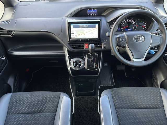 トヨタ ヴォクシー ZS 煌Ⅲ 道東・釧路十勝 2021(令3)年 3.8万km ホワイトパールクリスタルシャイン ・寒冷地仕様/・社外9インチナビ/　（AM　FM　CD　DVD　TV　HDMI　BT）/・衝突軽減ブレーキ/・パーキングサポートブレーキ/・レーンディパーチャーアラート/・社外後席7インチモニター/・先行車発進通知/・ステアリングスイッチ/・純正アルミホイール/・両側パワースライドドア/・アイドリングストップ/・ハーフレザーシート/・メッキドアミラーモール/・クルーズコントロール/・ドアバイザー/・ローダウン/・LEDデイライト/・純正アルミホイール