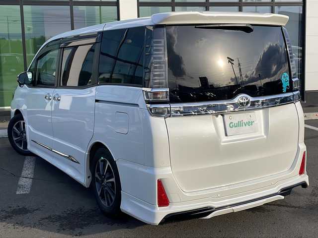 トヨタ ヴォクシー ZS 煌Ⅲ 道東・釧路十勝 2021(令3)年 3.8万km ホワイトパールクリスタルシャイン ・寒冷地仕様/・社外9インチナビ/　（AM　FM　CD　DVD　TV　HDMI　BT）/・衝突軽減ブレーキ/・パーキングサポートブレーキ/・レーンディパーチャーアラート/・社外後席7インチモニター/・先行車発進通知/・ステアリングスイッチ/・純正アルミホイール/・両側パワースライドドア/・アイドリングストップ/・ハーフレザーシート/・メッキドアミラーモール/・クルーズコントロール/・ドアバイザー/・ローダウン/・LEDデイライト/・純正アルミホイール