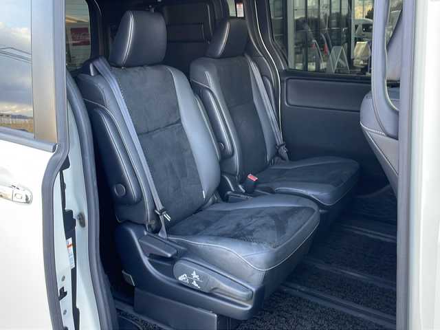 トヨタ ヴォクシー ZS 煌Ⅲ 道東・釧路十勝 2021(令3)年 3.8万km ホワイトパールクリスタルシャイン ・寒冷地仕様/・社外9インチナビ/　（AM　FM　CD　DVD　TV　HDMI　BT）/・衝突軽減ブレーキ/・パーキングサポートブレーキ/・レーンディパーチャーアラート/・社外後席7インチモニター/・先行車発進通知/・ステアリングスイッチ/・純正アルミホイール/・両側パワースライドドア/・アイドリングストップ/・ハーフレザーシート/・メッキドアミラーモール/・クルーズコントロール/・ドアバイザー/・ローダウン/・LEDデイライト/・純正アルミホイール