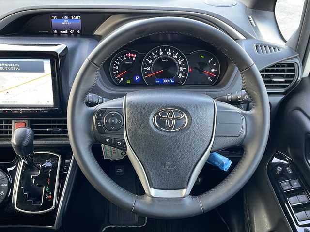 トヨタ ヴォクシー ZS 煌Ⅲ 道東・釧路十勝 2021(令3)年 3.8万km ホワイトパールクリスタルシャイン ・寒冷地仕様/・社外9インチナビ/　（AM　FM　CD　DVD　TV　HDMI　BT）/・衝突軽減ブレーキ/・パーキングサポートブレーキ/・レーンディパーチャーアラート/・社外後席7インチモニター/・先行車発進通知/・ステアリングスイッチ/・純正アルミホイール/・両側パワースライドドア/・アイドリングストップ/・ハーフレザーシート/・メッキドアミラーモール/・クルーズコントロール/・ドアバイザー/・ローダウン/・LEDデイライト/・純正アルミホイール