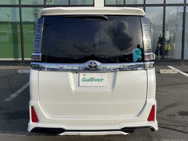 トヨタ ヴォクシー ZS 煌Ⅲ 道東・釧路十勝 2021(令3)年 3.8万km ホワイトパールクリスタルシャイン ・寒冷地仕様/・社外9インチナビ/　（AM　FM　CD　DVD　TV　HDMI　BT）/・衝突軽減ブレーキ/・パーキングサポートブレーキ/・レーンディパーチャーアラート/・社外後席7インチモニター/・先行車発進通知/・ステアリングスイッチ/・純正アルミホイール/・両側パワースライドドア/・アイドリングストップ/・ハーフレザーシート/・メッキドアミラーモール/・クルーズコントロール/・ドアバイザー/・ローダウン/・LEDデイライト/・純正アルミホイール