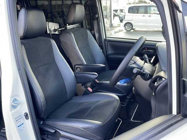 トヨタ ヴォクシー ZS 煌Ⅲ 道東・釧路十勝 2021(令3)年 3.8万km ホワイトパールクリスタルシャイン ・寒冷地仕様/・社外9インチナビ/　（AM　FM　CD　DVD　TV　HDMI　BT）/・衝突軽減ブレーキ/・パーキングサポートブレーキ/・レーンディパーチャーアラート/・社外後席7インチモニター/・先行車発進通知/・ステアリングスイッチ/・純正アルミホイール/・両側パワースライドドア/・アイドリングストップ/・ハーフレザーシート/・メッキドアミラーモール/・クルーズコントロール/・ドアバイザー/・ローダウン/・LEDデイライト/・純正アルミホイール