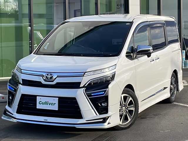 トヨタ ヴォクシー ZS 煌Ⅲ 道東・釧路十勝 2021(令3)年 3.8万km ホワイトパールクリスタルシャイン ・寒冷地仕様/・社外9インチナビ/　（AM　FM　CD　DVD　TV　HDMI　BT）/・衝突軽減ブレーキ/・パーキングサポートブレーキ/・レーンディパーチャーアラート/・社外後席7インチモニター/・先行車発進通知/・ステアリングスイッチ/・純正アルミホイール/・両側パワースライドドア/・アイドリングストップ/・ハーフレザーシート/・メッキドアミラーモール/・クルーズコントロール/・ドアバイザー/・ローダウン/・LEDデイライト/・純正アルミホイール