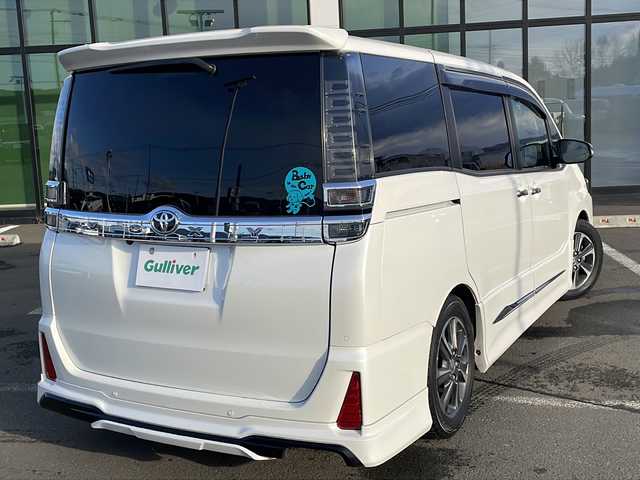 トヨタ ヴォクシー ZS 煌Ⅲ 道東・釧路十勝 2021(令3)年 3.8万km ホワイトパールクリスタルシャイン ・寒冷地仕様/・社外9インチナビ/　（AM　FM　CD　DVD　TV　HDMI　BT）/・衝突軽減ブレーキ/・パーキングサポートブレーキ/・レーンディパーチャーアラート/・社外後席7インチモニター/・先行車発進通知/・ステアリングスイッチ/・純正アルミホイール/・両側パワースライドドア/・アイドリングストップ/・ハーフレザーシート/・メッキドアミラーモール/・クルーズコントロール/・ドアバイザー/・ローダウン/・LEDデイライト/・純正アルミホイール