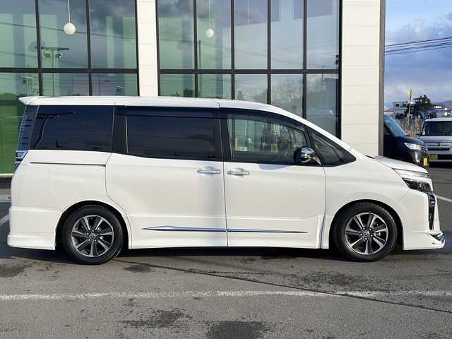 トヨタ ヴォクシー ZS 煌Ⅲ 道東・釧路十勝 2021(令3)年 3.8万km ホワイトパールクリスタルシャイン ・寒冷地仕様/・社外9インチナビ/　（AM　FM　CD　DVD　TV　HDMI　BT）/・衝突軽減ブレーキ/・パーキングサポートブレーキ/・レーンディパーチャーアラート/・社外後席7インチモニター/・先行車発進通知/・ステアリングスイッチ/・純正アルミホイール/・両側パワースライドドア/・アイドリングストップ/・ハーフレザーシート/・メッキドアミラーモール/・クルーズコントロール/・ドアバイザー/・ローダウン/・LEDデイライト/・純正アルミホイール