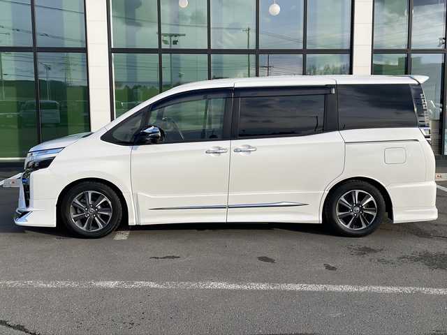 トヨタ ヴォクシー ZS 煌Ⅲ 道東・釧路十勝 2021(令3)年 3.8万km ホワイトパールクリスタルシャイン ・寒冷地仕様/・社外9インチナビ/　（AM　FM　CD　DVD　TV　HDMI　BT）/・衝突軽減ブレーキ/・パーキングサポートブレーキ/・レーンディパーチャーアラート/・社外後席7インチモニター/・先行車発進通知/・ステアリングスイッチ/・純正アルミホイール/・両側パワースライドドア/・アイドリングストップ/・ハーフレザーシート/・メッキドアミラーモール/・クルーズコントロール/・ドアバイザー/・ローダウン/・LEDデイライト/・純正アルミホイール