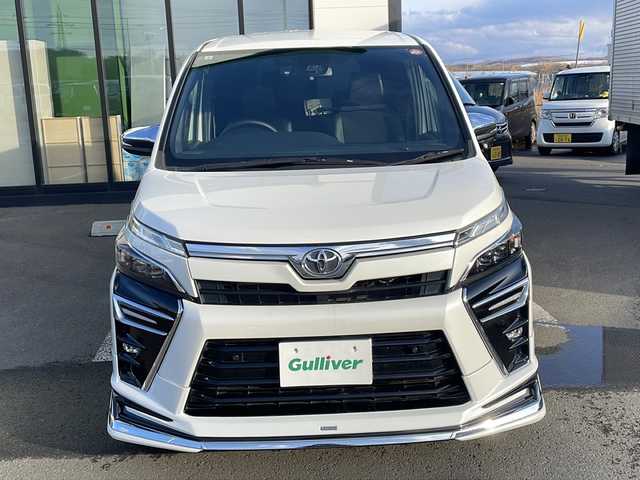 トヨタ ヴォクシー ZS 煌Ⅲ 道東・釧路十勝 2021(令3)年 3.8万km ホワイトパールクリスタルシャイン ・寒冷地仕様/・社外9インチナビ/　（AM　FM　CD　DVD　TV　HDMI　BT）/・衝突軽減ブレーキ/・パーキングサポートブレーキ/・レーンディパーチャーアラート/・社外後席7インチモニター/・先行車発進通知/・ステアリングスイッチ/・純正アルミホイール/・両側パワースライドドア/・アイドリングストップ/・ハーフレザーシート/・メッキドアミラーモール/・クルーズコントロール/・ドアバイザー/・ローダウン/・LEDデイライト/・純正アルミホイール