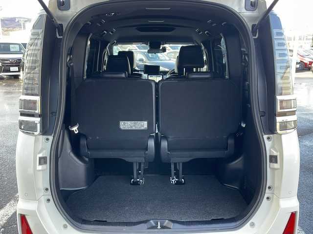 トヨタ ヴォクシー ZS 煌Ⅲ 道東・釧路十勝 2021(令3)年 3.8万km ホワイトパールクリスタルシャイン ・寒冷地仕様/・社外9インチナビ/　（AM　FM　CD　DVD　TV　HDMI　BT）/・衝突軽減ブレーキ/・パーキングサポートブレーキ/・レーンディパーチャーアラート/・社外後席7インチモニター/・先行車発進通知/・ステアリングスイッチ/・純正アルミホイール/・両側パワースライドドア/・アイドリングストップ/・ハーフレザーシート/・メッキドアミラーモール/・クルーズコントロール/・ドアバイザー/・ローダウン/・LEDデイライト/・純正アルミホイール