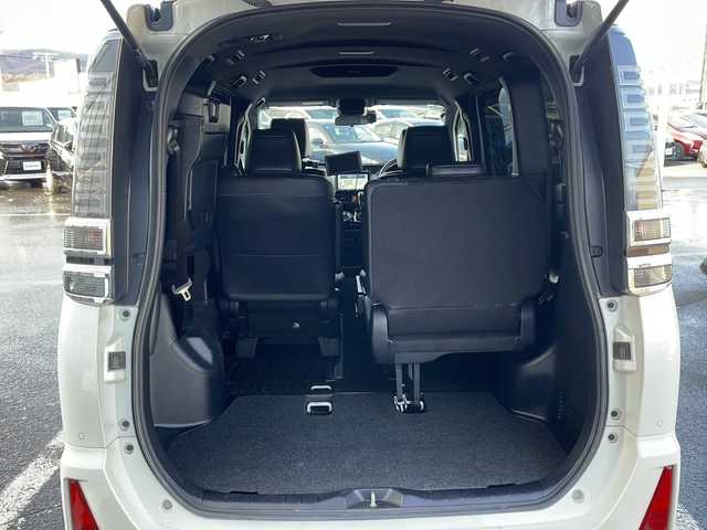 トヨタ ヴォクシー ZS 煌Ⅲ 道東・釧路十勝 2021(令3)年 3.8万km ホワイトパールクリスタルシャイン ・寒冷地仕様/・社外9インチナビ/　（AM　FM　CD　DVD　TV　HDMI　BT）/・衝突軽減ブレーキ/・パーキングサポートブレーキ/・レーンディパーチャーアラート/・社外後席7インチモニター/・先行車発進通知/・ステアリングスイッチ/・純正アルミホイール/・両側パワースライドドア/・アイドリングストップ/・ハーフレザーシート/・メッキドアミラーモール/・クルーズコントロール/・ドアバイザー/・ローダウン/・LEDデイライト/・純正アルミホイール