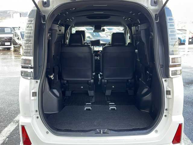 トヨタ ヴォクシー ZS 煌Ⅲ 道東・釧路十勝 2021(令3)年 3.8万km ホワイトパールクリスタルシャイン ・寒冷地仕様/・社外9インチナビ/　（AM　FM　CD　DVD　TV　HDMI　BT）/・衝突軽減ブレーキ/・パーキングサポートブレーキ/・レーンディパーチャーアラート/・社外後席7インチモニター/・先行車発進通知/・ステアリングスイッチ/・純正アルミホイール/・両側パワースライドドア/・アイドリングストップ/・ハーフレザーシート/・メッキドアミラーモール/・クルーズコントロール/・ドアバイザー/・ローダウン/・LEDデイライト/・純正アルミホイール