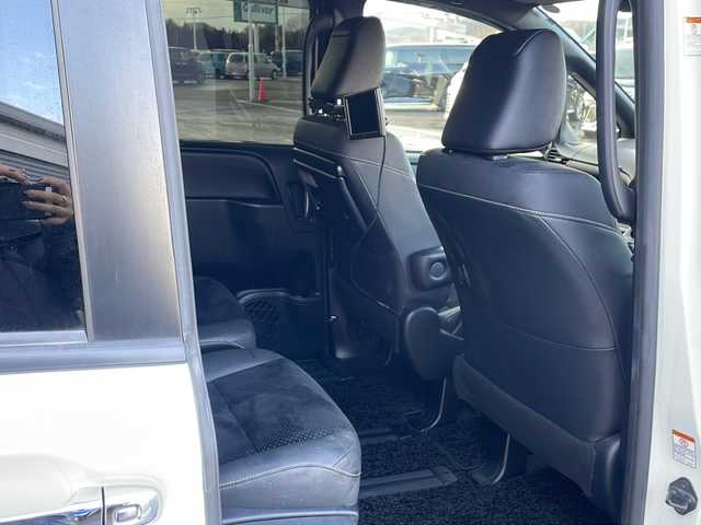 トヨタ ヴォクシー ZS 煌Ⅲ 道東・釧路十勝 2021(令3)年 3.8万km ホワイトパールクリスタルシャイン ・寒冷地仕様/・社外9インチナビ/　（AM　FM　CD　DVD　TV　HDMI　BT）/・衝突軽減ブレーキ/・パーキングサポートブレーキ/・レーンディパーチャーアラート/・社外後席7インチモニター/・先行車発進通知/・ステアリングスイッチ/・純正アルミホイール/・両側パワースライドドア/・アイドリングストップ/・ハーフレザーシート/・メッキドアミラーモール/・クルーズコントロール/・ドアバイザー/・ローダウン/・LEDデイライト/・純正アルミホイール