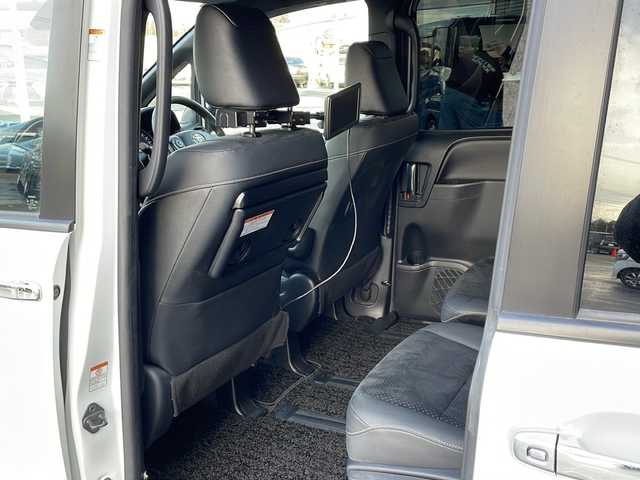 トヨタ ヴォクシー ZS 煌Ⅲ 道東・釧路十勝 2021(令3)年 3.8万km ホワイトパールクリスタルシャイン ・寒冷地仕様/・社外9インチナビ/　（AM　FM　CD　DVD　TV　HDMI　BT）/・衝突軽減ブレーキ/・パーキングサポートブレーキ/・レーンディパーチャーアラート/・社外後席7インチモニター/・先行車発進通知/・ステアリングスイッチ/・純正アルミホイール/・両側パワースライドドア/・アイドリングストップ/・ハーフレザーシート/・メッキドアミラーモール/・クルーズコントロール/・ドアバイザー/・ローダウン/・LEDデイライト/・純正アルミホイール