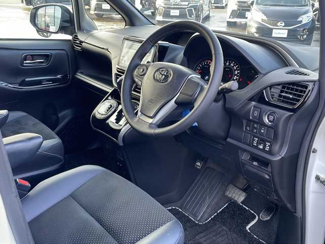 トヨタ ヴォクシー ZS 煌Ⅲ 道東・釧路十勝 2021(令3)年 3.8万km ホワイトパールクリスタルシャイン ・寒冷地仕様/・社外9インチナビ/　（AM　FM　CD　DVD　TV　HDMI　BT）/・衝突軽減ブレーキ/・パーキングサポートブレーキ/・レーンディパーチャーアラート/・社外後席7インチモニター/・先行車発進通知/・ステアリングスイッチ/・純正アルミホイール/・両側パワースライドドア/・アイドリングストップ/・ハーフレザーシート/・メッキドアミラーモール/・クルーズコントロール/・ドアバイザー/・ローダウン/・LEDデイライト/・純正アルミホイール