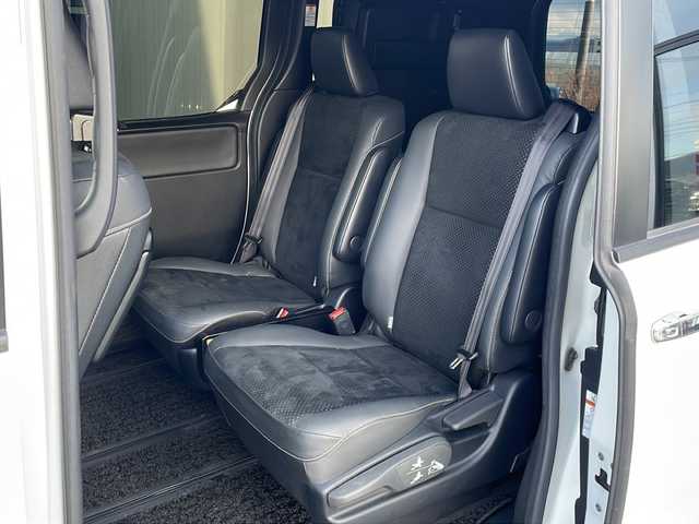 トヨタ ヴォクシー ZS 煌Ⅲ 道東・釧路十勝 2021(令3)年 3.8万km ホワイトパールクリスタルシャイン ・寒冷地仕様/・社外9インチナビ/　（AM　FM　CD　DVD　TV　HDMI　BT）/・衝突軽減ブレーキ/・パーキングサポートブレーキ/・レーンディパーチャーアラート/・社外後席7インチモニター/・先行車発進通知/・ステアリングスイッチ/・純正アルミホイール/・両側パワースライドドア/・アイドリングストップ/・ハーフレザーシート/・メッキドアミラーモール/・クルーズコントロール/・ドアバイザー/・ローダウン/・LEDデイライト/・純正アルミホイール