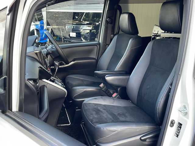 トヨタ ヴォクシー ZS 煌Ⅲ 道東・釧路十勝 2021(令3)年 3.8万km ホワイトパールクリスタルシャイン ・寒冷地仕様/・社外9インチナビ/　（AM　FM　CD　DVD　TV　HDMI　BT）/・衝突軽減ブレーキ/・パーキングサポートブレーキ/・レーンディパーチャーアラート/・社外後席7インチモニター/・先行車発進通知/・ステアリングスイッチ/・純正アルミホイール/・両側パワースライドドア/・アイドリングストップ/・ハーフレザーシート/・メッキドアミラーモール/・クルーズコントロール/・ドアバイザー/・ローダウン/・LEDデイライト/・純正アルミホイール