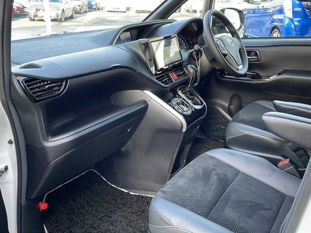 トヨタ ヴォクシー ZS 煌Ⅲ 道東・釧路十勝 2021(令3)年 3.8万km ホワイトパールクリスタルシャイン ・寒冷地仕様/・社外9インチナビ/　（AM　FM　CD　DVD　TV　HDMI　BT）/・衝突軽減ブレーキ/・パーキングサポートブレーキ/・レーンディパーチャーアラート/・社外後席7インチモニター/・先行車発進通知/・ステアリングスイッチ/・純正アルミホイール/・両側パワースライドドア/・アイドリングストップ/・ハーフレザーシート/・メッキドアミラーモール/・クルーズコントロール/・ドアバイザー/・ローダウン/・LEDデイライト/・純正アルミホイール